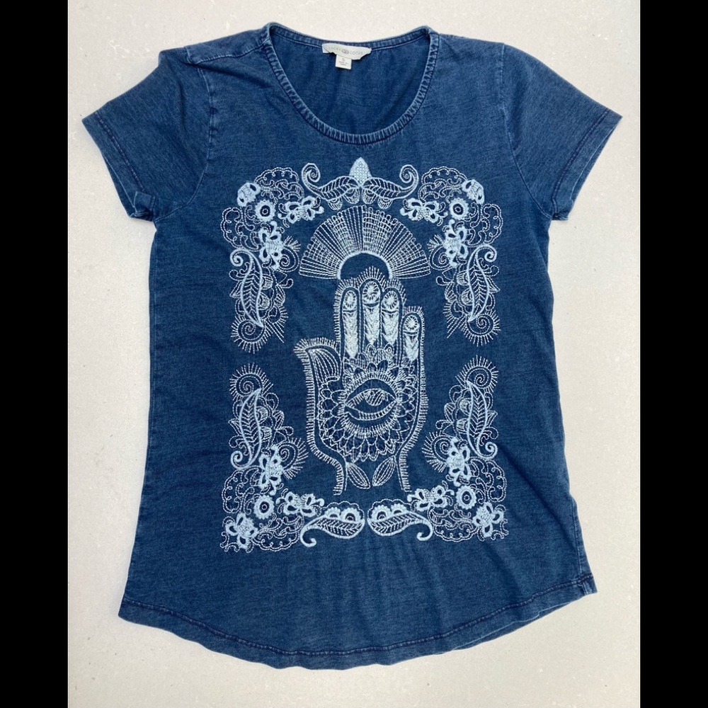 Locky Lotus embroidered tee size S